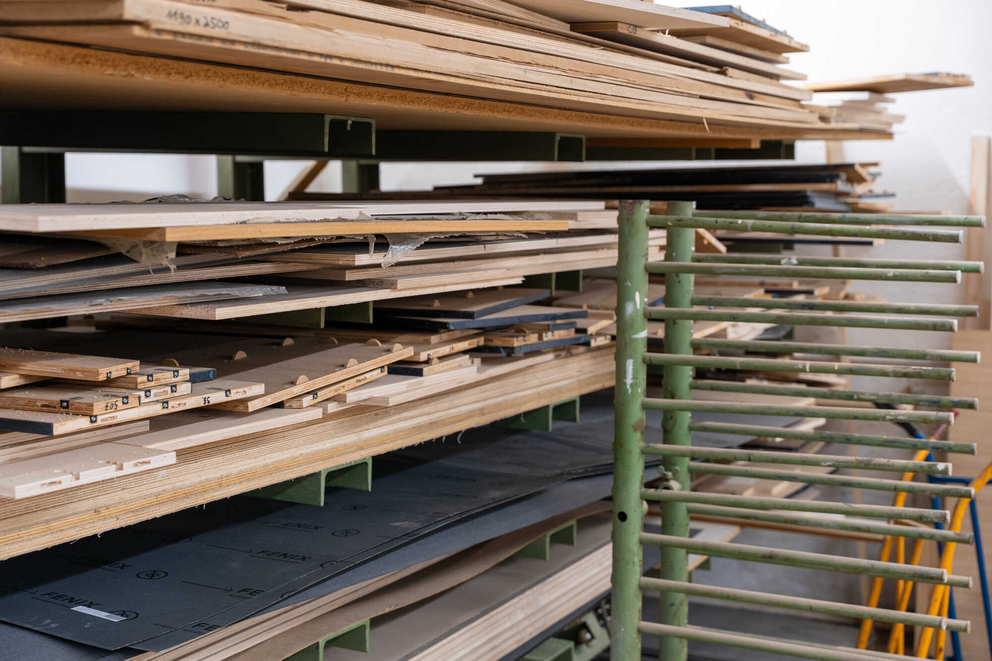 Hier warten gefräste Möbelteile im Regal auf den Zusammenbau