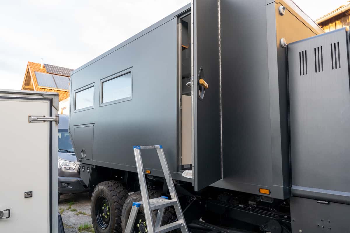 Der LKW ist zu groß für die Werkstatt und muss draußenbleiben
