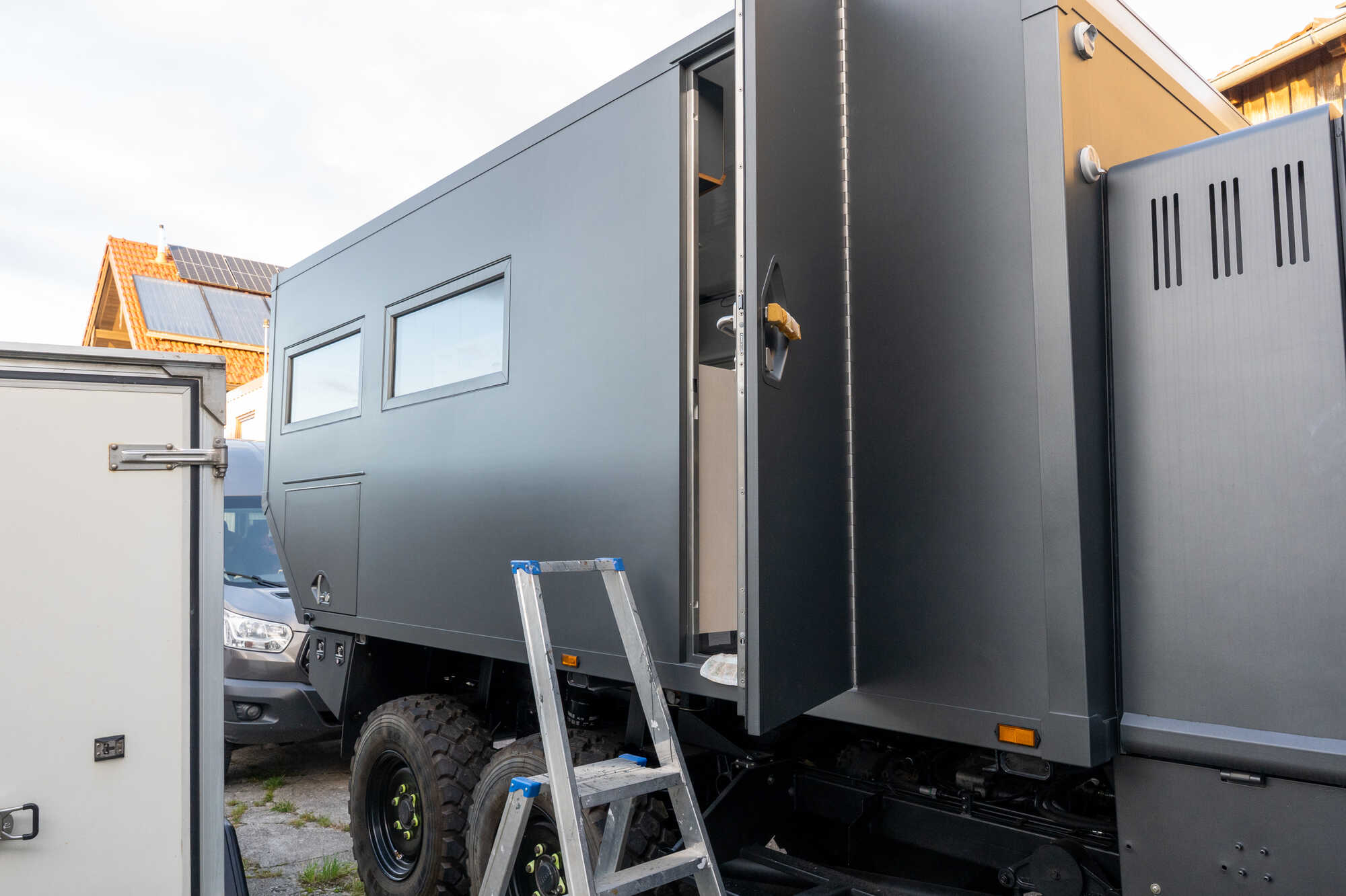 Der LKW ist zu groß für die Werkstatt und muss draußenbleiben
