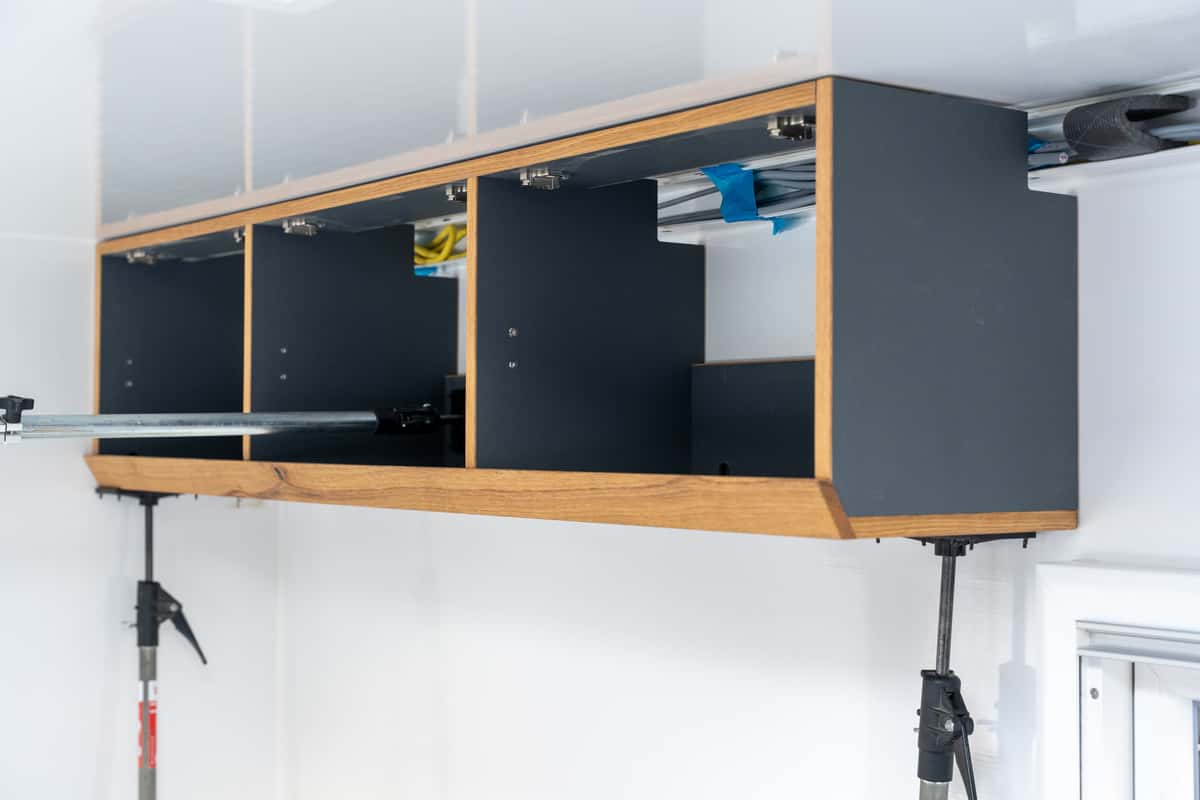 Hängeschrank mit Massivholzelementen und -kanten