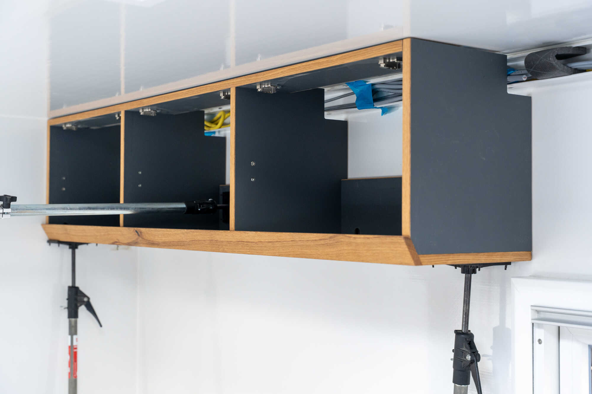 Hängeschrank mit Massivholzelementen und -kanten