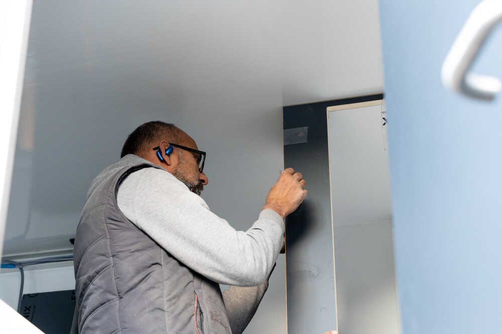 Cord beim Aufstellen der Wände in der Wohnkabine