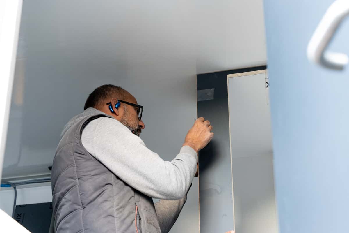 Cord beim Aufstellen der Wände in der Wohnkabine