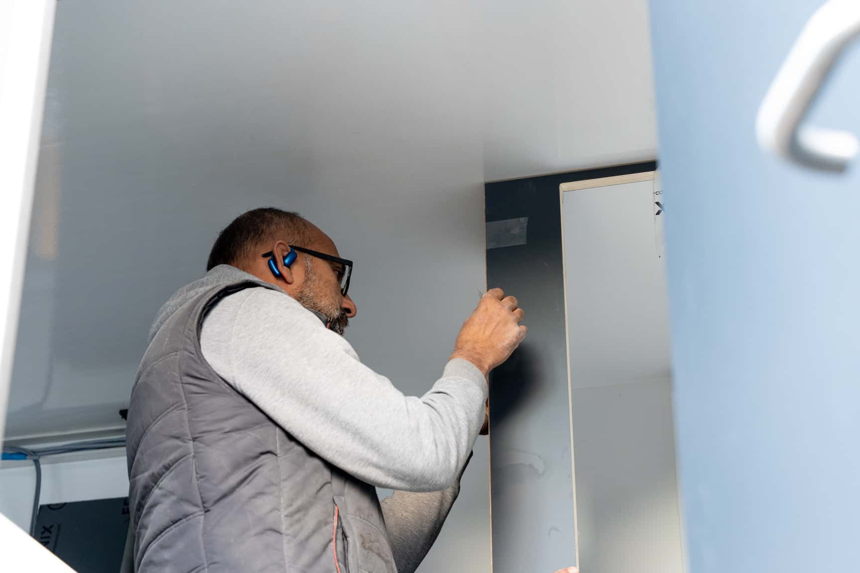 Cord beim Aufstellen der Wände in der Wohnkabine