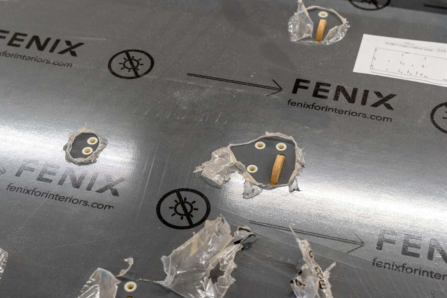 Plattenwerkstoffe mit Schichtstoff von Fenix und Kaltschmelzdübeln für die Verbindungen