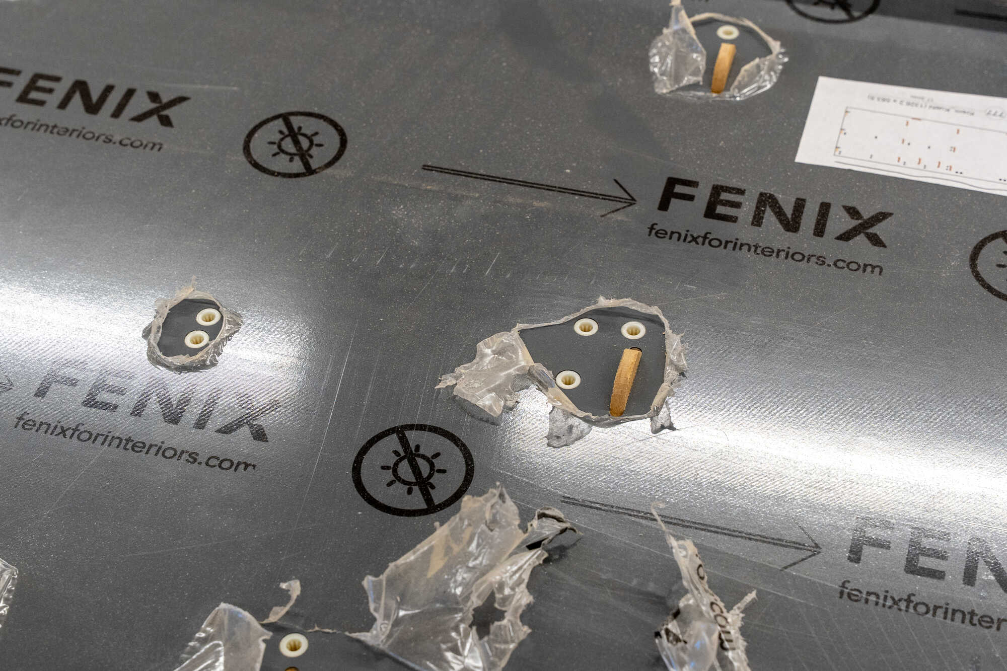 Plattenwerkstoffe mit Schichtstoff von Fenix und Kaltschmelzdübeln für die Verbindungen