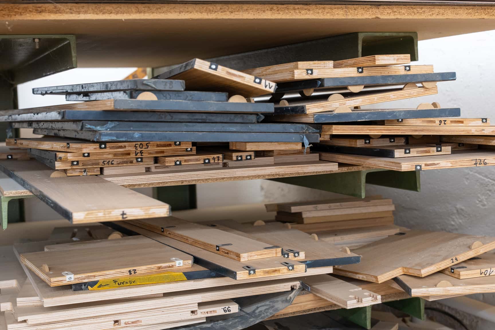 Hier warten viele gefräste Möbelteile auf den Zusammenbau