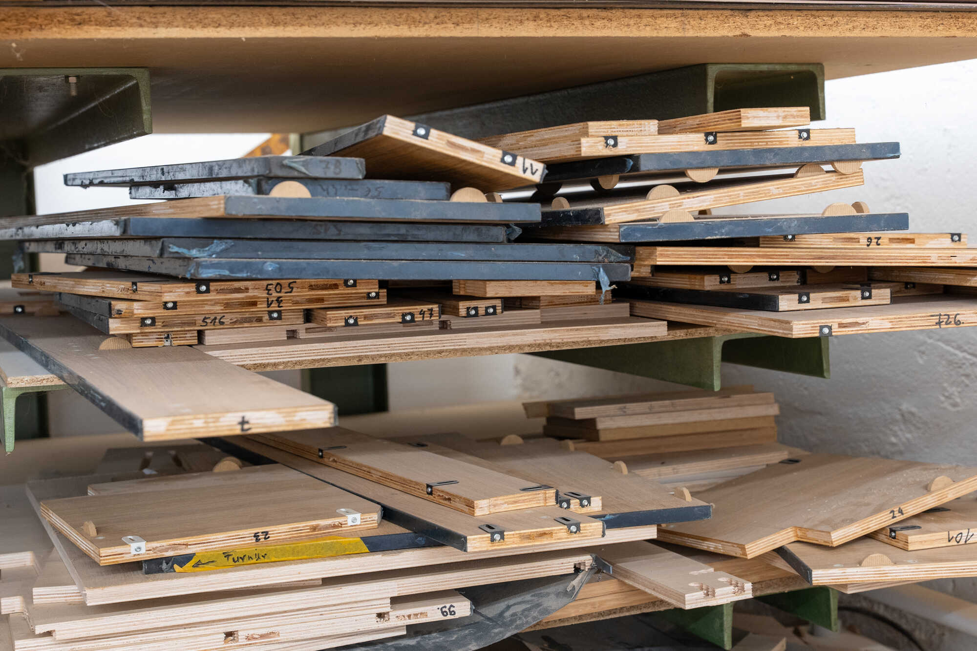 Hier warten viele gefräste Möbelteile auf den Zusammenbau