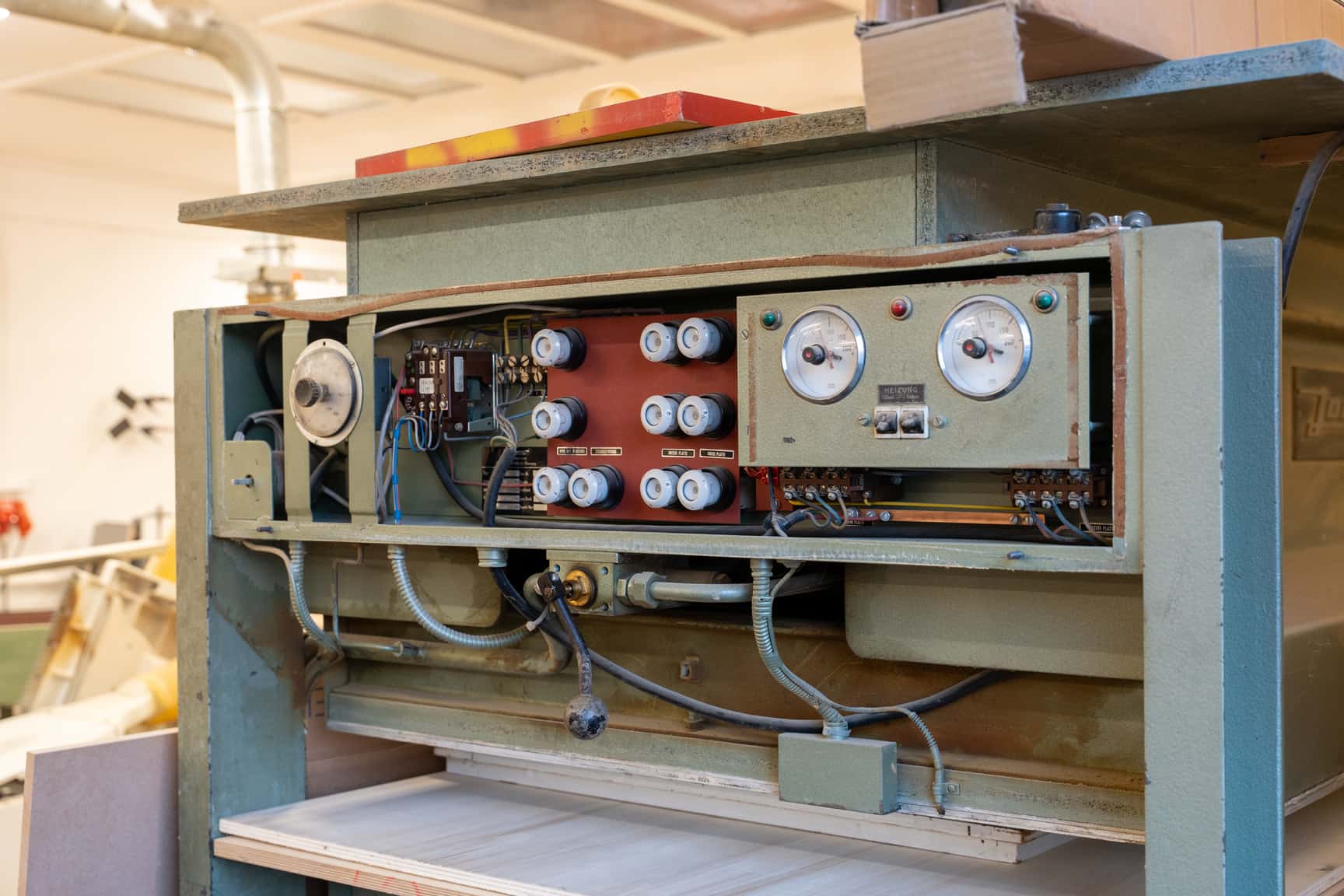 Kleine Furnierpresse in der Werkstatt von Artgerecht