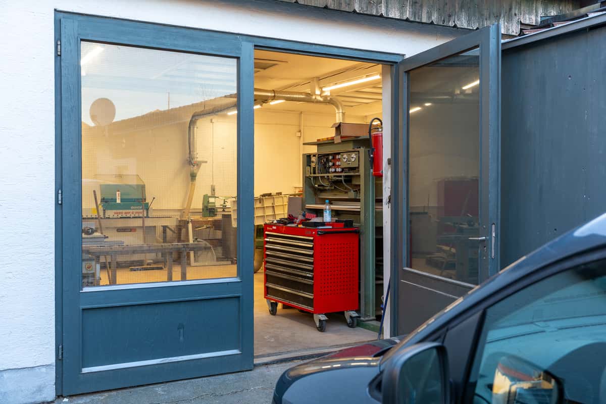 Blick in die Werkstatt von Artgerecht – die Fahrzeuge bleiben draußen