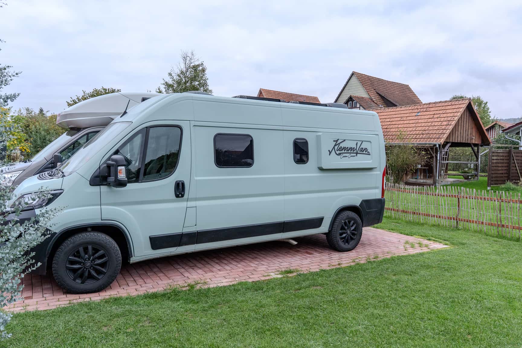 Marcels eigenes Auto auf dem Hof von KlemmVan