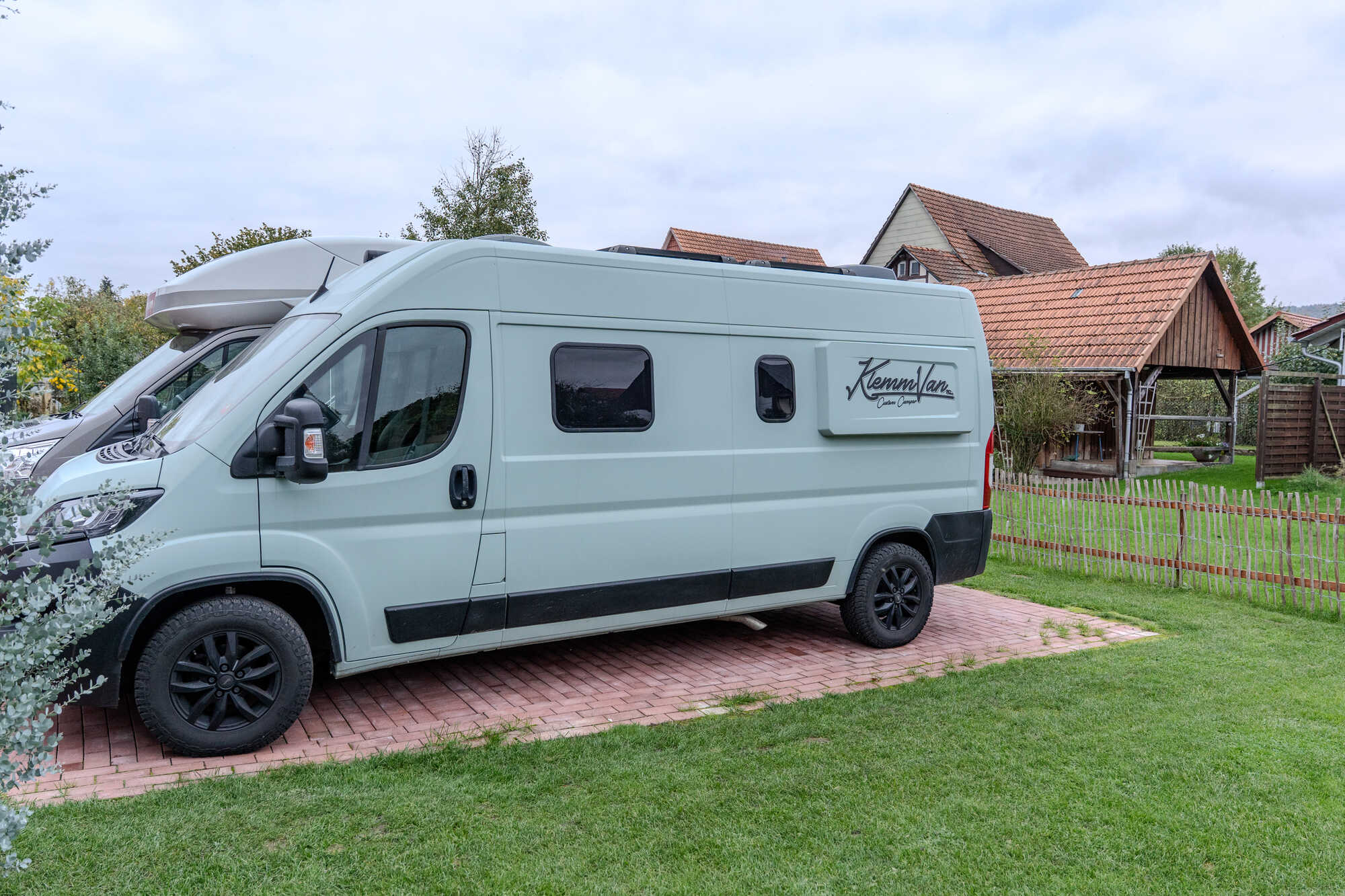 Marcels eigenes Auto auf dem Hof von KlemmVan