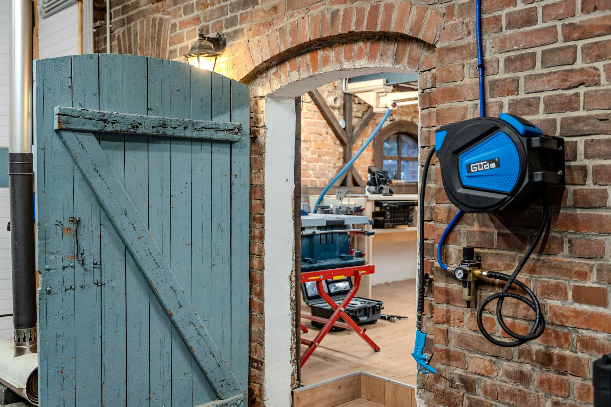 Eingang in die alte Scheune, in der sich Marcels kleine Werkstatt versteckt