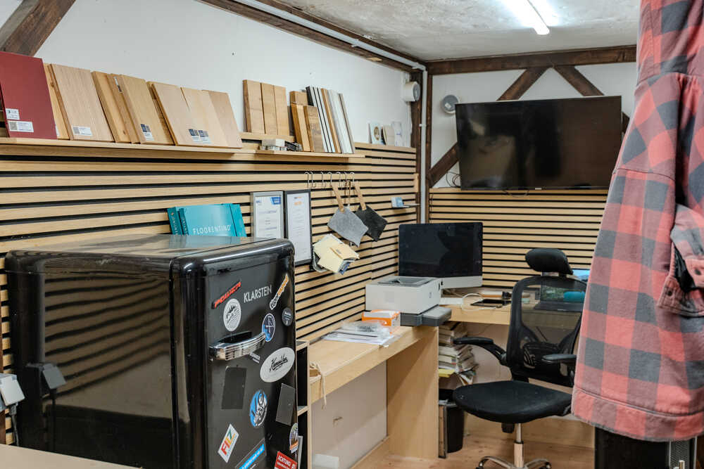 Büroecke und Materialproben in der Werkstatt von KlemmVan