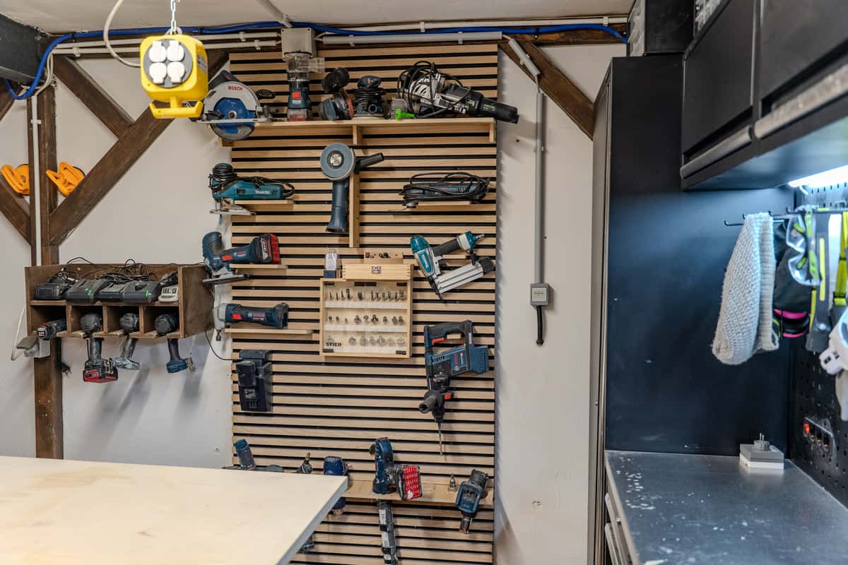 Maschinen, Akkugeräte und Werkzeugschränke in der kleinen Werkstatt von KlemmVan