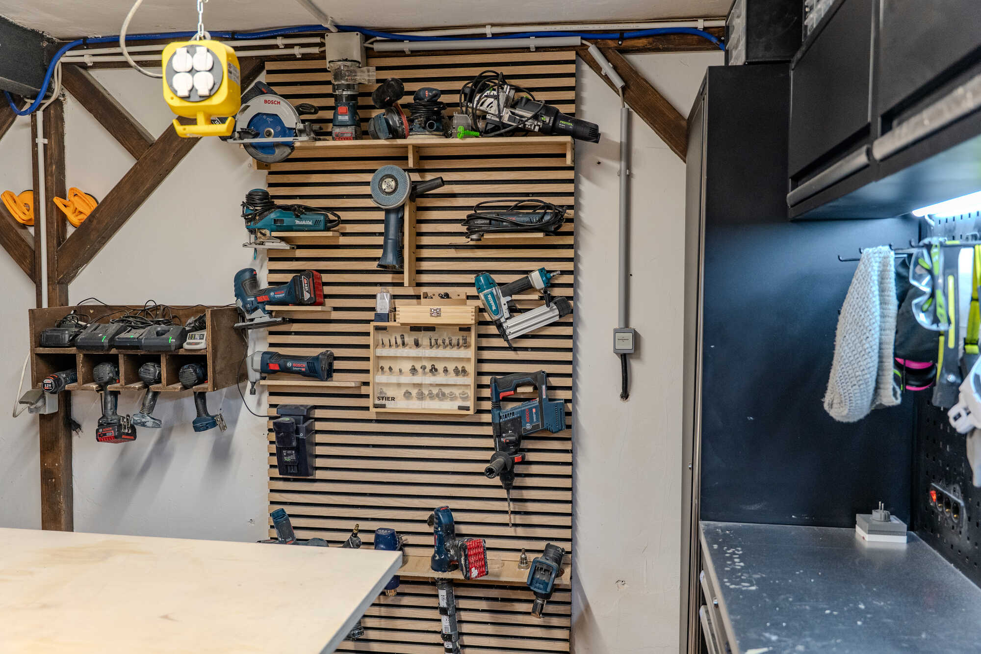 Maschinen, Akkugeräte und Werkzeugschränke in der kleinen Werkstatt von KlemmVan