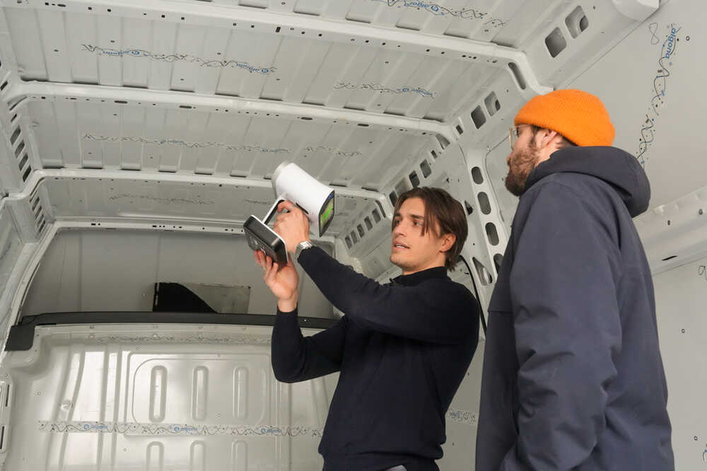 Felix beim Scannen des Innenraums eines Vans mit dem Artec Leo
