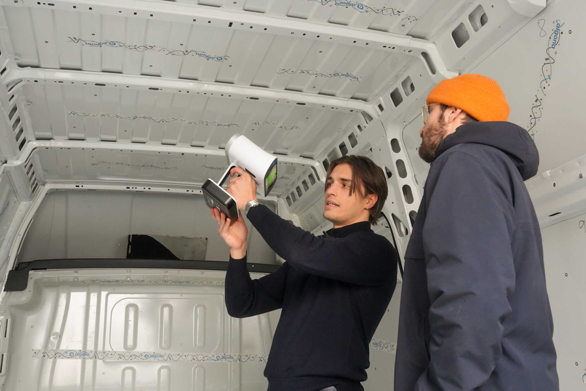 Felix beim Scannen des Innenraums eines Vans mit dem Artec Leo