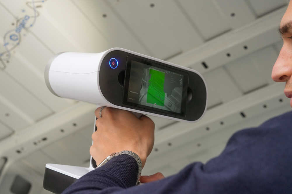 Blick auf den Bildschirm des Artec Leo beim Scannen eines Fahrzeugs