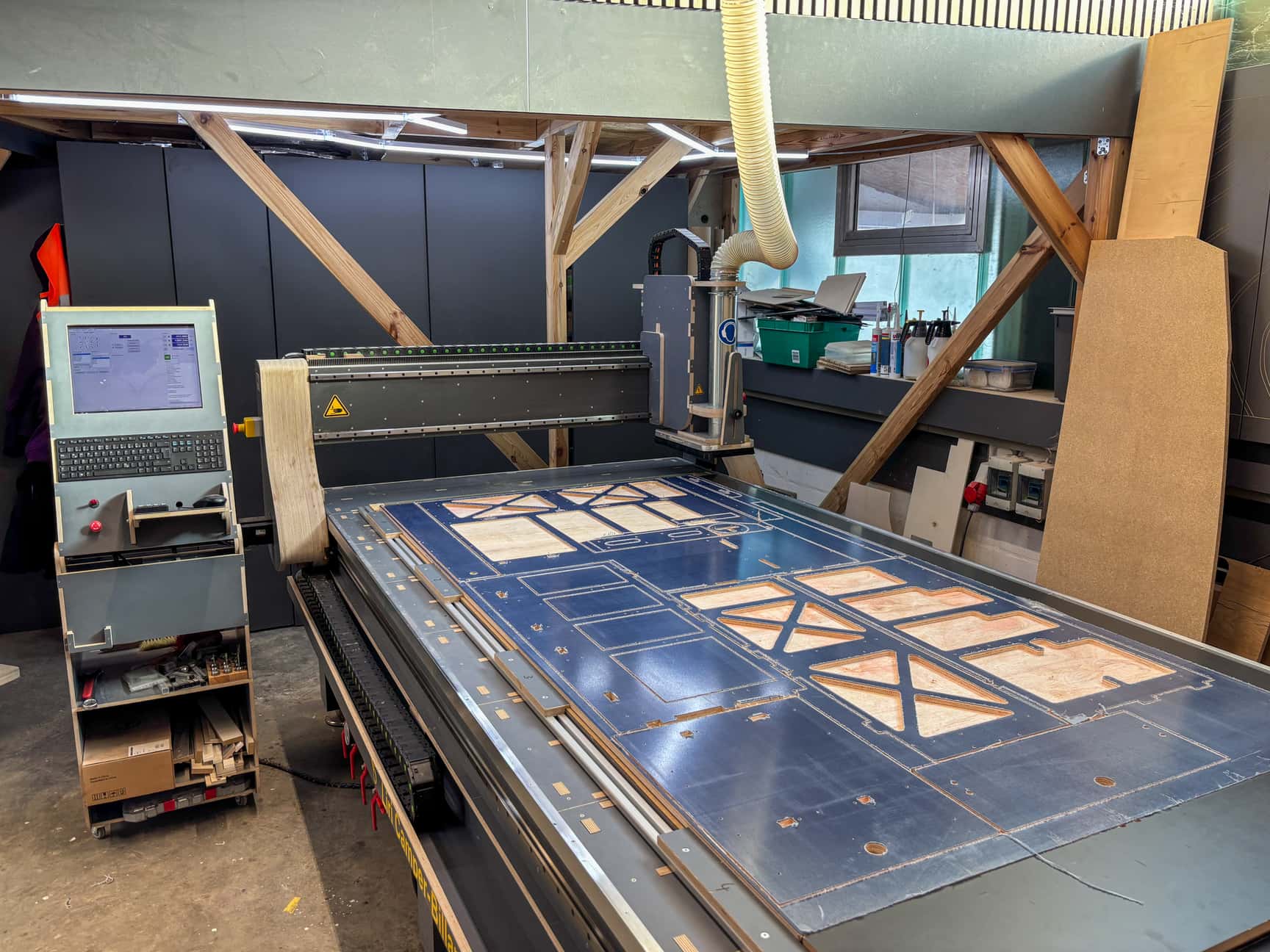 CNC Holzfräse in der Werkstatt von Liri Camper
