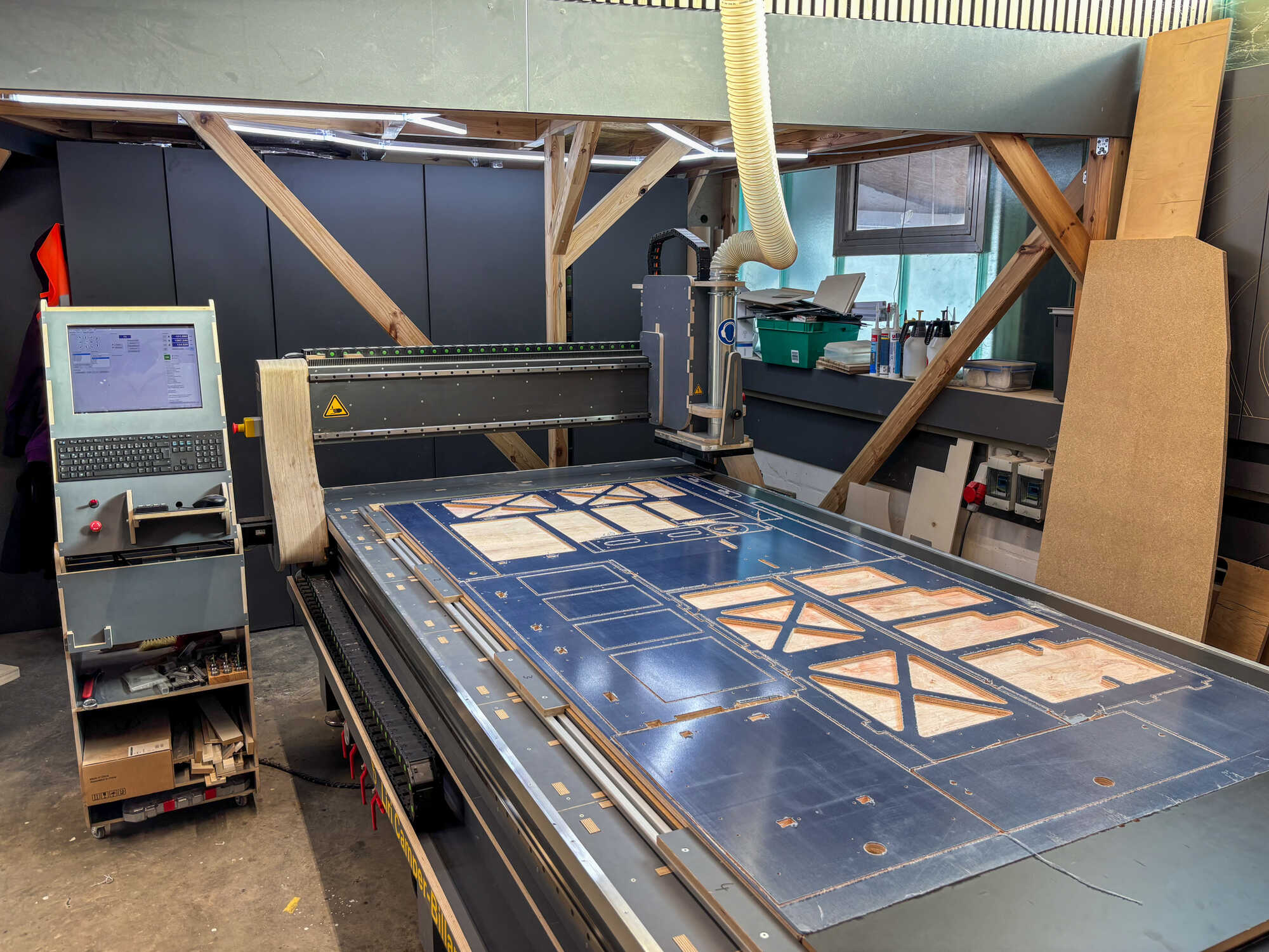 CNC Holzfräse in der Werkstatt von Liri Camper