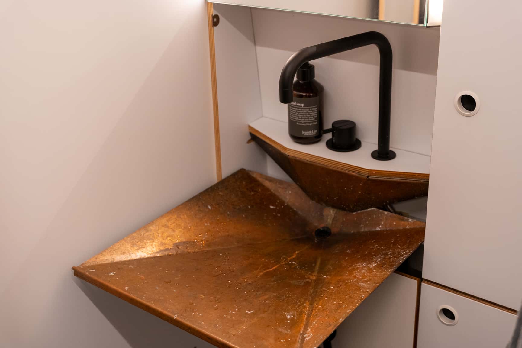 Ausgefallenes Kupfer-Waschbecken in SAM the Van