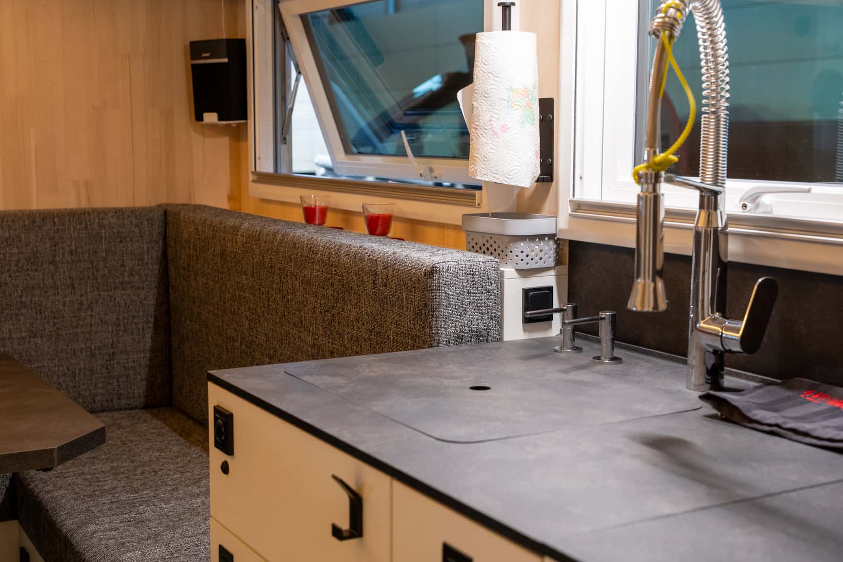 Küche und Sitzgruppe im Expeditionsmobil von 4wheel24