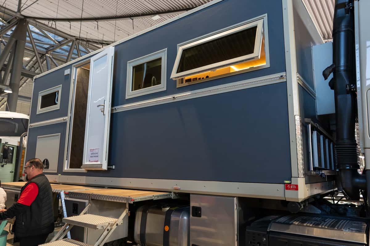 Große Holzkabine auf der CMT 2026 von 4wheel24