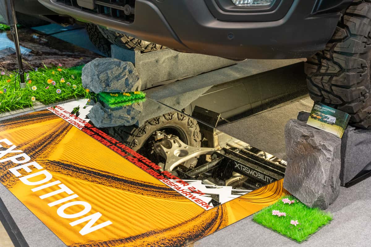 Ein Spiegel verschafft Einblicke unter den Allradumbau für Ford Transit von Xtremobility