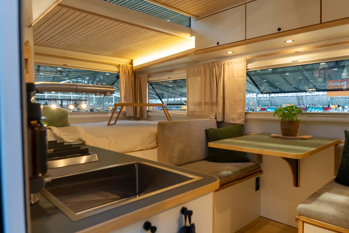 Innenraum des Greenlander Sherpa mit hellen Farben und schönem Holz