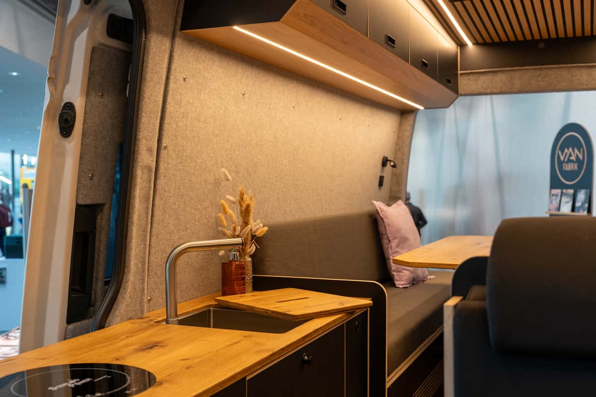 Küche im Fahrzeug der Vanfabrik auf der CMT 2026
