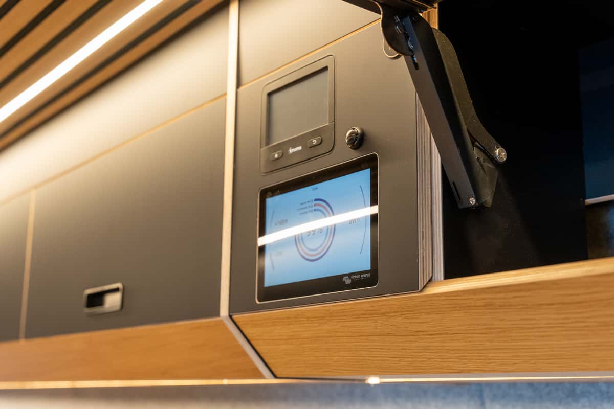 Oberschränke und Techniksteuerung im Fahrzeug der Vanfabrik