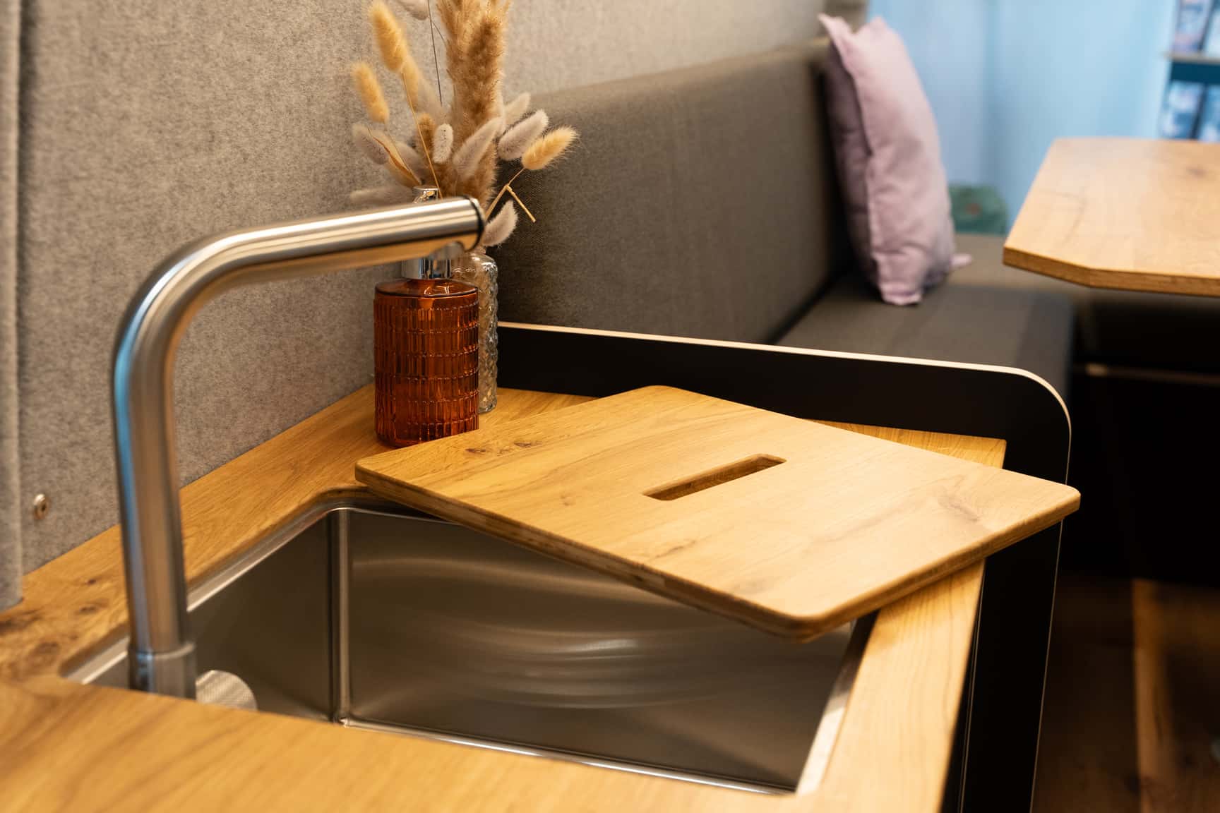 Schöne Details in der Küche des Vanfabrik Crafters auf der CMT 2026