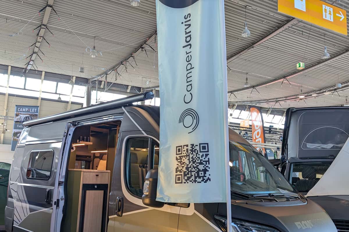 Camper Jarvis mit der neuen Campersteuerung auf dem Stand von Flowcamper
