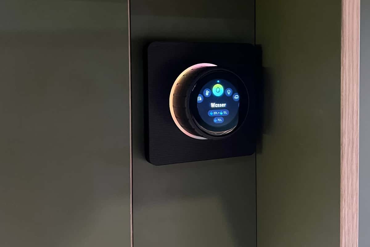 Der Smart Knob von Camper Jarvis im Fahrzeug von Flowcamper