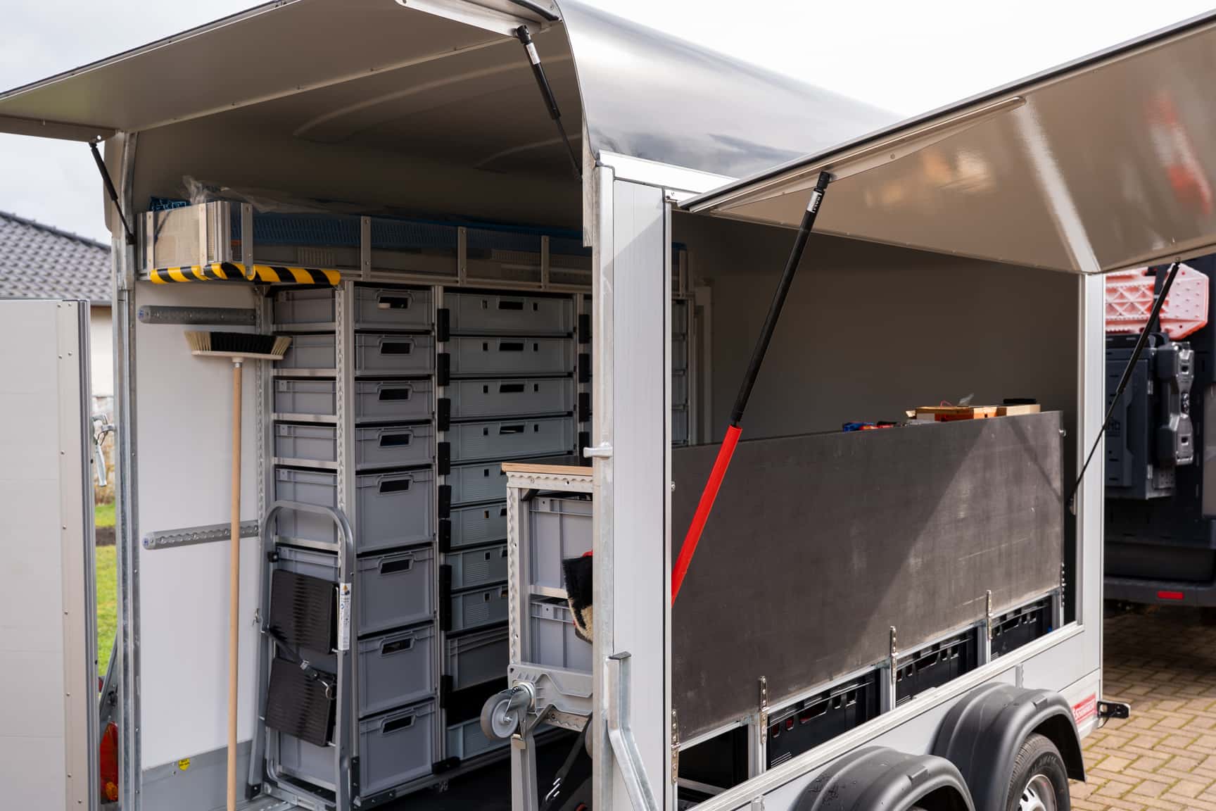 Mobiler Werkstattanhänger von Tino Eggert im Aufbau