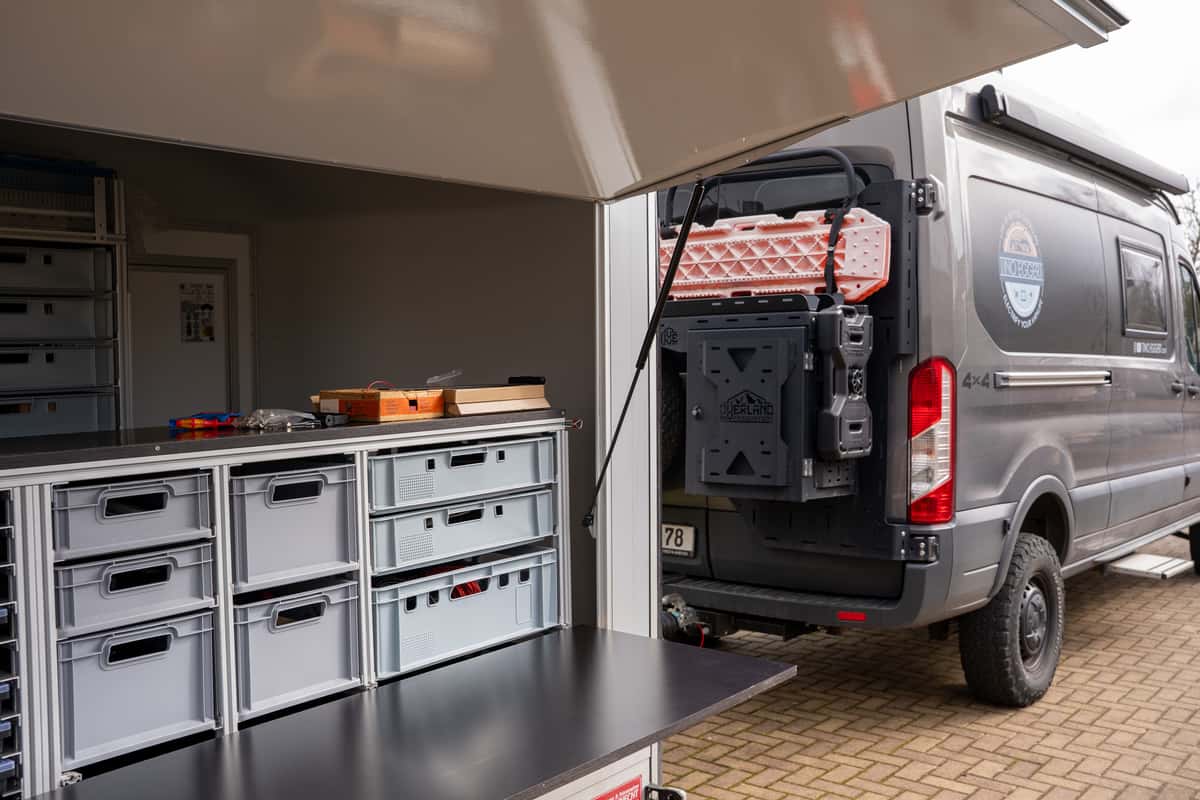 Tinos Werkstattanhänger und Zugfahrzeug davor