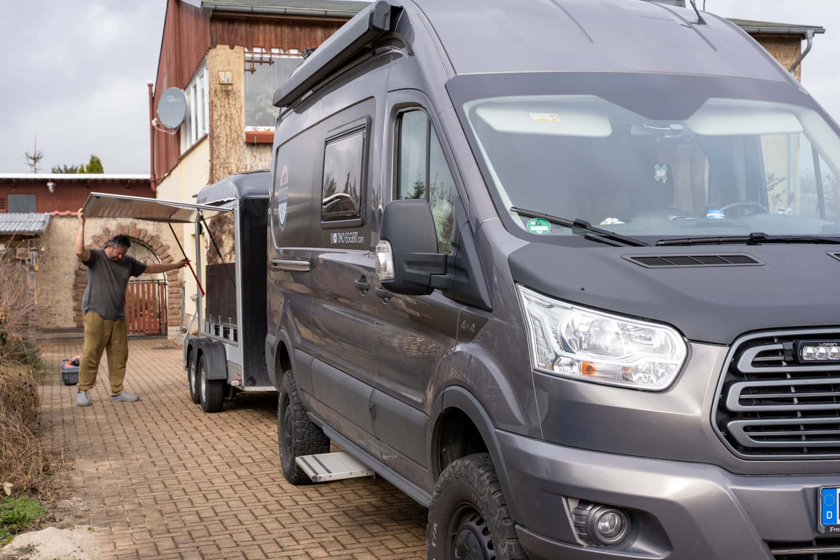 Tinos bewährter Ford Transit zieht jetzt auch den neuen Werkstattanhänger