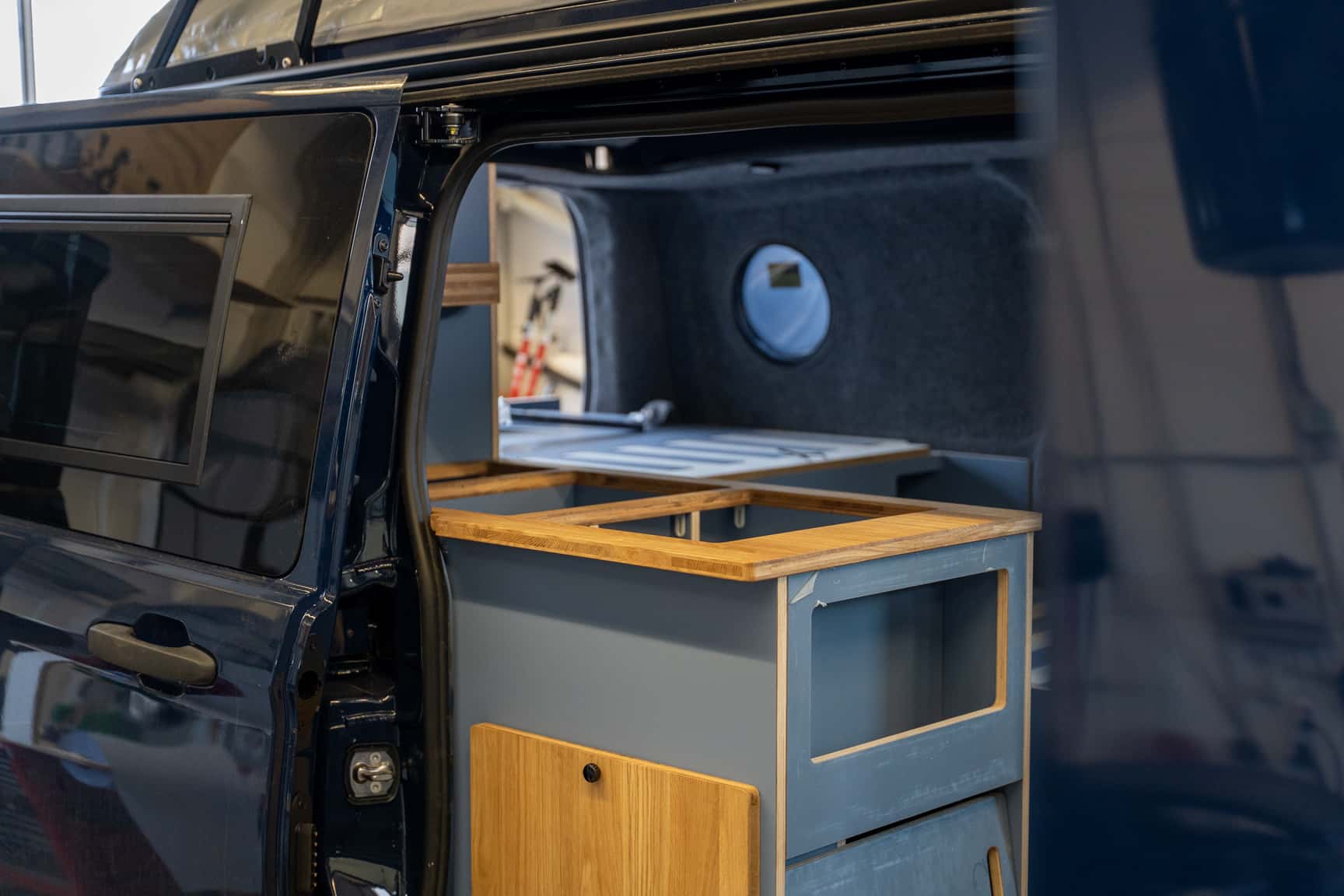Individueller Ausbau eines Ford Transit Custom bei Movovan