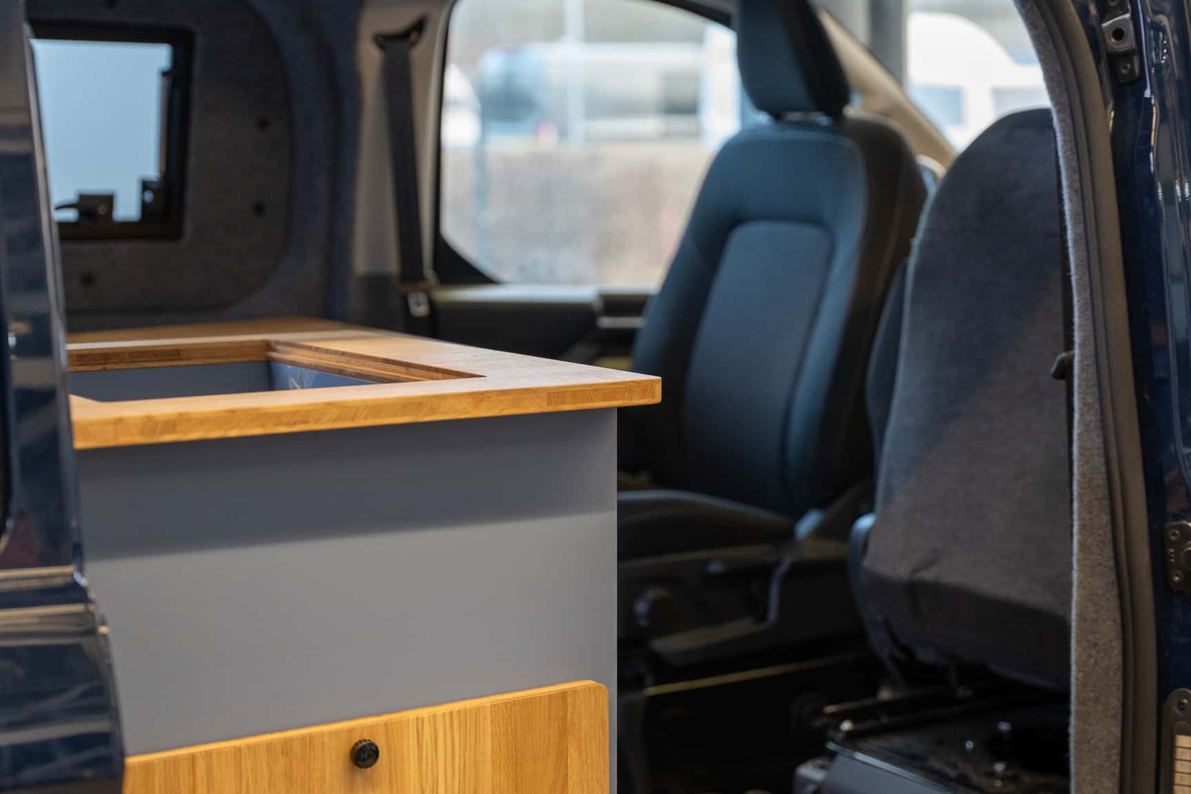 Individueller Ausbau eines Ford Transit Custom bei Movovan
