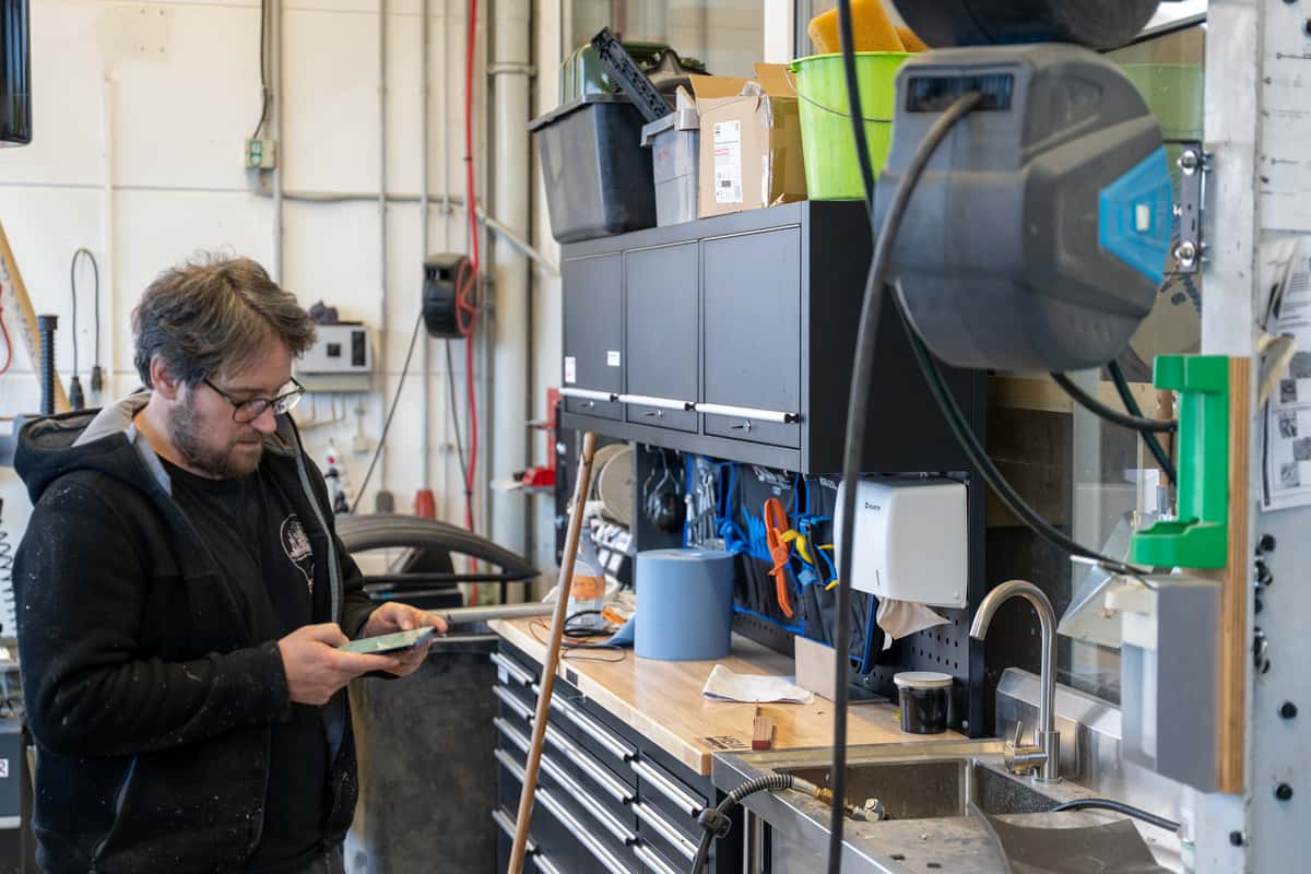 Andreas von Movovan in der Werkstatt