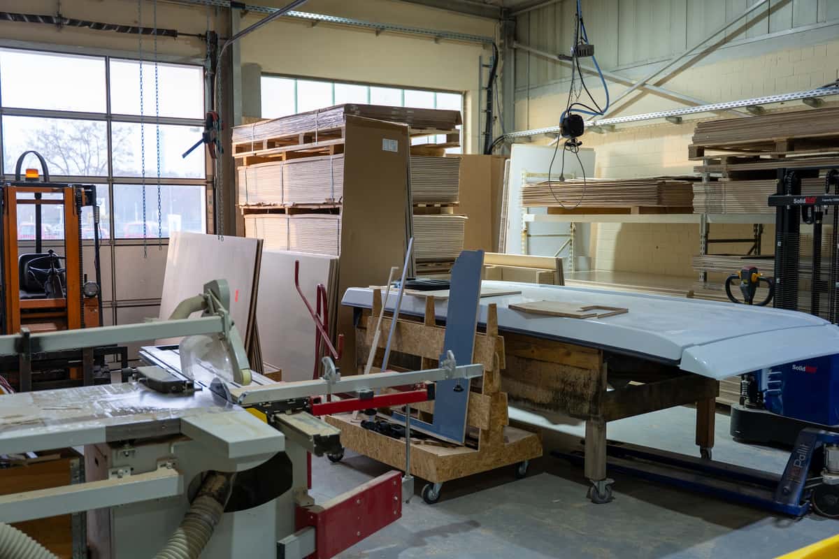 Plattenlager und Maschinenraum in der Werkstatt von Movovan