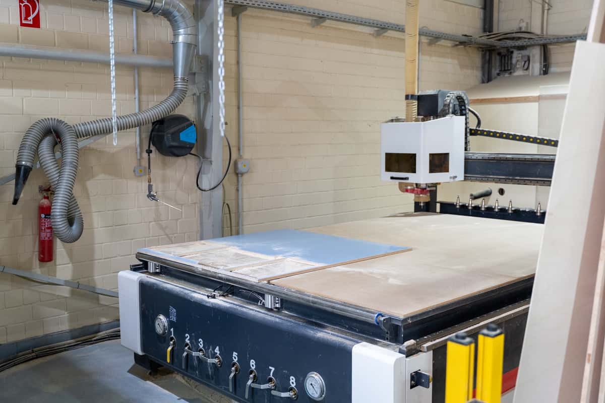 Movovan fräst nicht nur Möbelteile für die eigenen Ausbauten, sondern auch als Auftragsfertigung für andere Ausbauer