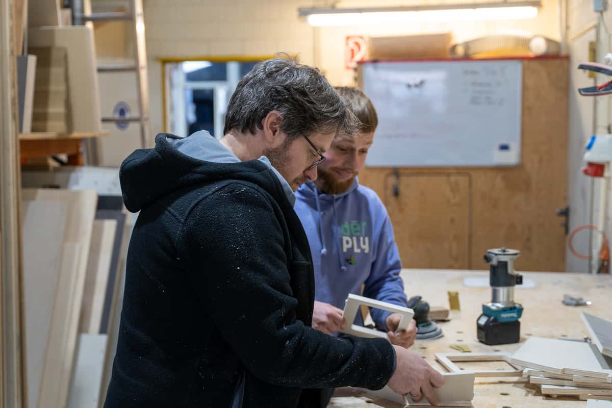 Pawel und Andreas bei der Arbeit in der Movovan Werkstatt