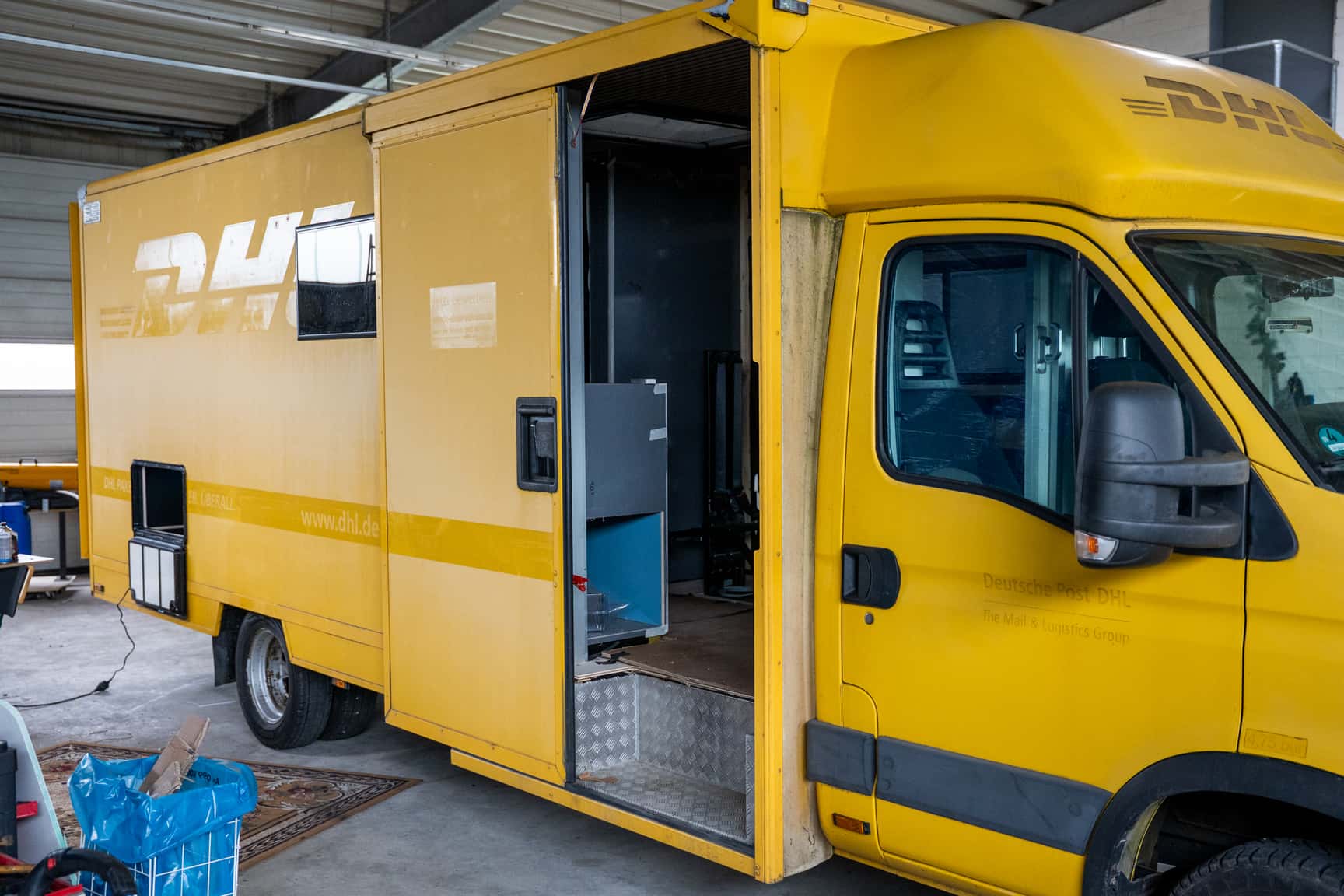 Diesen DHL Koffer baut sich Felix gerade zu seinem neuen Camper aus