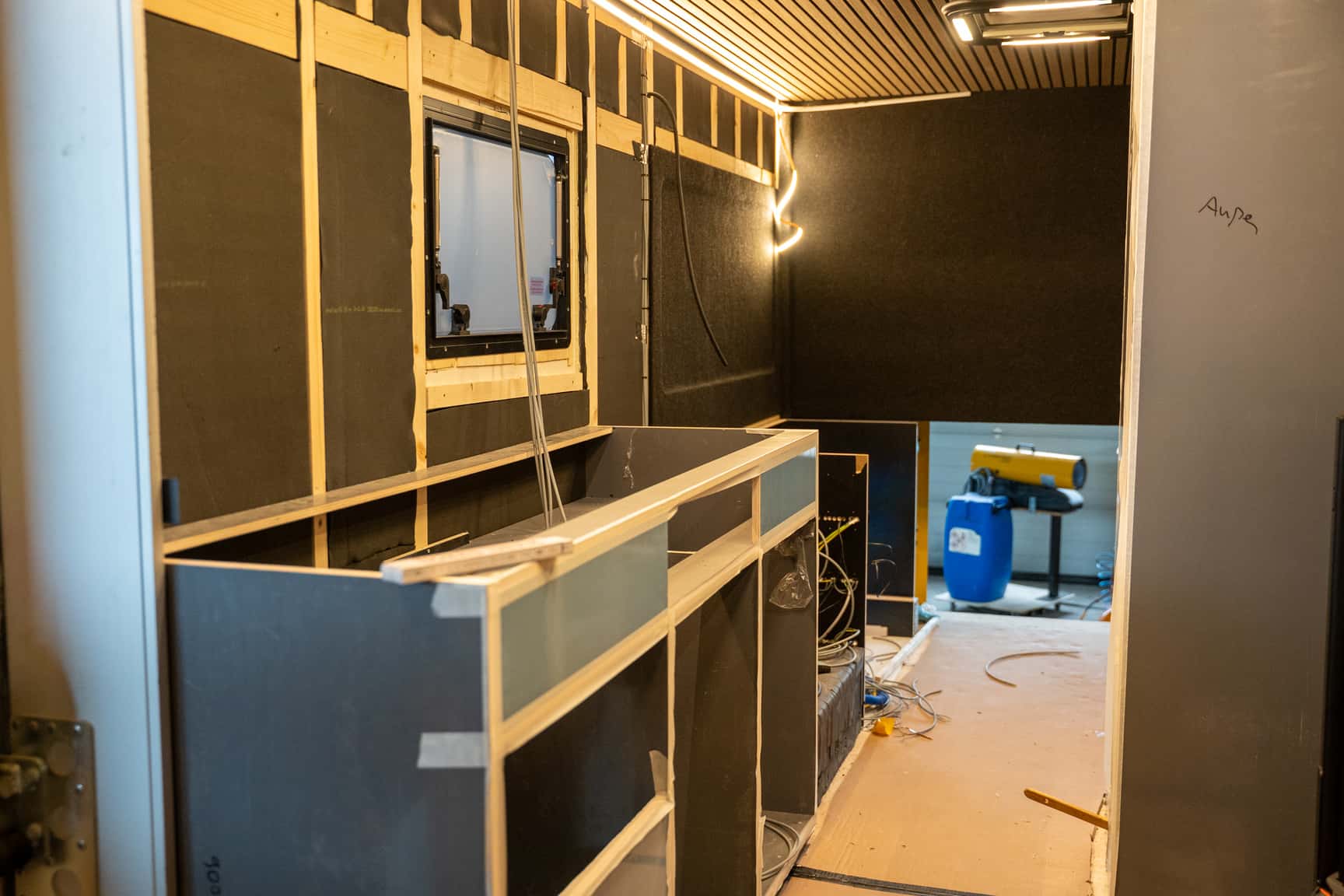 Innenausbau im DHL Koffer – Work in Progress