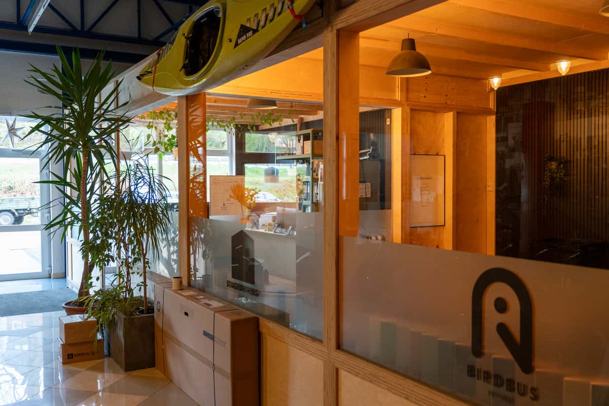 Besprechungsraum und Büro in den Räumlichkeiten von Birdbus