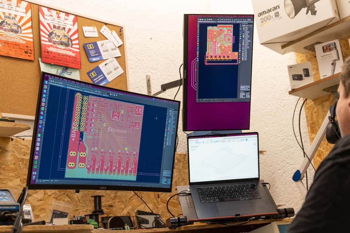 Am Schreibtisch entstehen die Designs für die Vanbase Lichtsteuerung