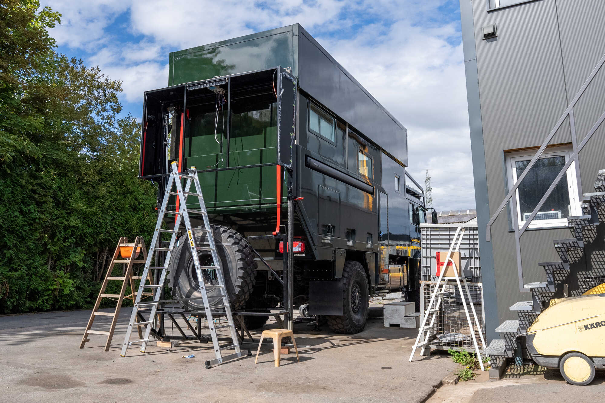 Arbeiten an einem großen Expeditions-LKW