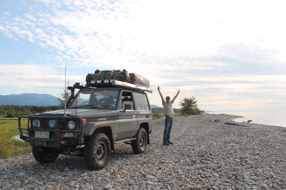 Nico mit seinem Landcruiser am Baikalsee